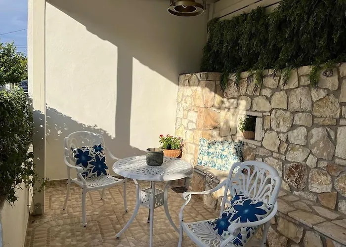 Reginas Studios & Apartments- Blue Flower Apartment