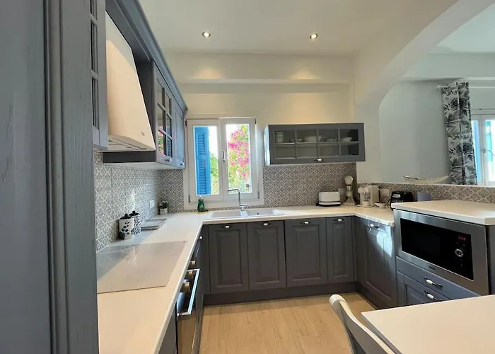 Reginas Studios & Apartments- Blue Flower Apartment