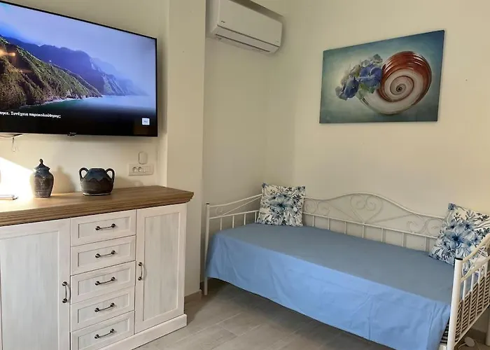 Reginas Studios & Apartments- Blue Flower Apartment