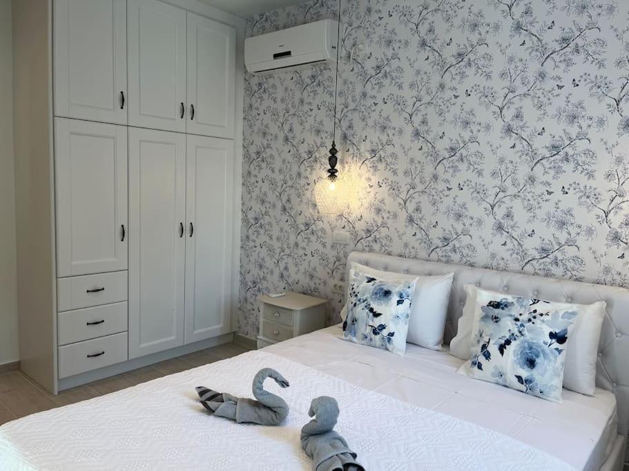 Reginas Studios & Apartments- Blue Flower Apartment